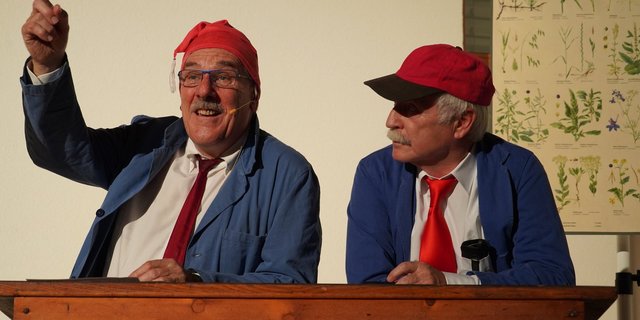 Die ehemaligen Schulleiter Matthias Hofer und Robert Wenger sorgten mit ihrem Input für einen humorvollen Zugang zu den 100 Jahren Ebenrain-Geschichte. (Bild mr)