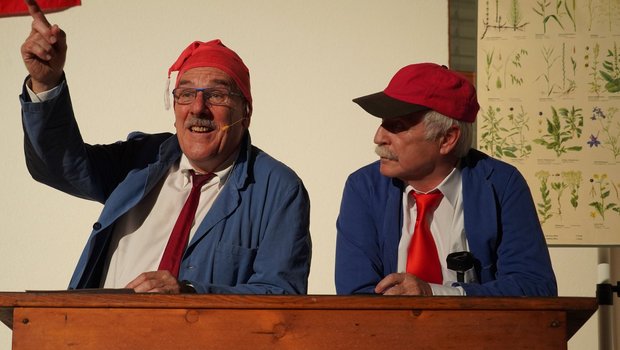 Die ehemaligen Schulleiter Matthias Hofer und Robert Wenger sorgten mit ihrem Input für einen humorvollen Zugang zu den 100 Jahren Ebenrain-Geschichte. (Bild mr)