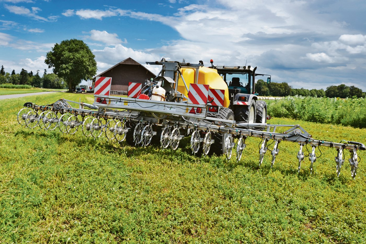 Mit dem Sternrad-Injektionsgerät wird die Cultan-Düngung ausgebracht.(Bilder Peter Fankhauser)