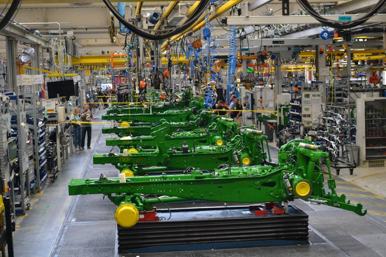 Insgesamt 297 John-Deere-Traktoren wurden 2018 in der Schweiz neu zugelassen. Im Werk in Mannheim (D) werden die Traktoren einzeln angefertigt. (Bild jba)