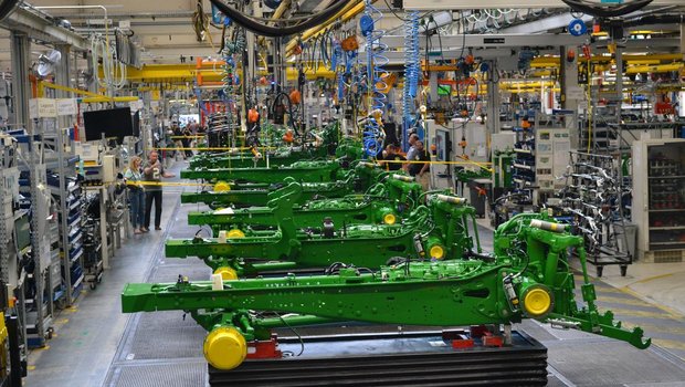 Insgesamt 297 John-Deere-Traktoren wurden 2018 in der Schweiz neu zugelassen. Im Werk in Mannheim (D) werden die Traktoren einzeln angefertigt. (Bild jba)