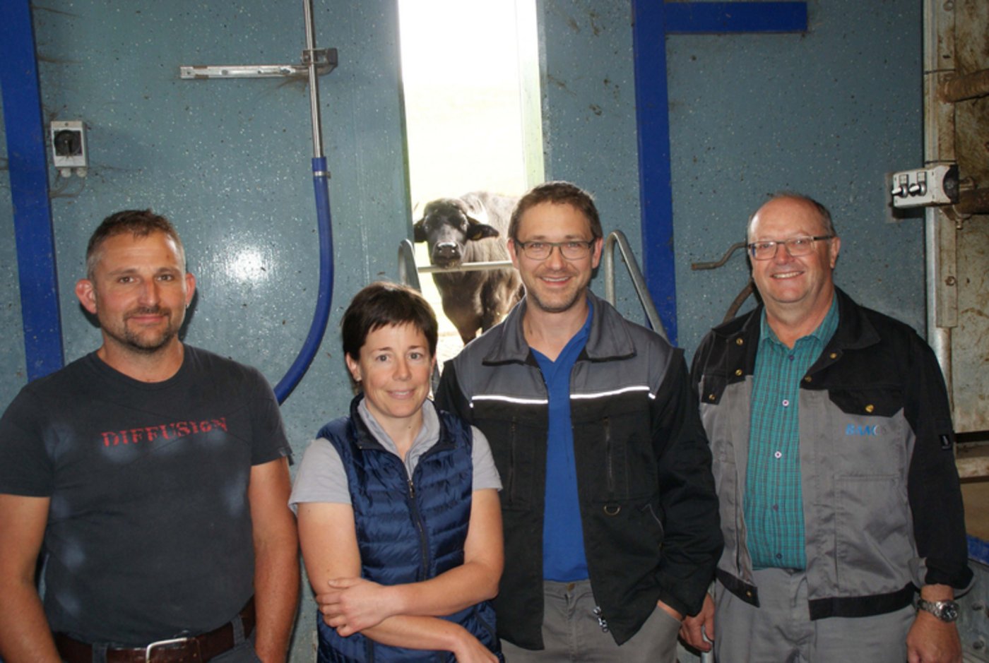 Gemeinsam haben sie die Sanierung an die Hand genommen (v.l.): Landwirt Roman Speck, Tierärztin Heidi Hilpertshauser sowie der Melkberater Max Waldburger (ganz rechts). Bruno Forrer (Mitte) ist der Nachfolger von Max Waldburger. (Bild Michael Götz)