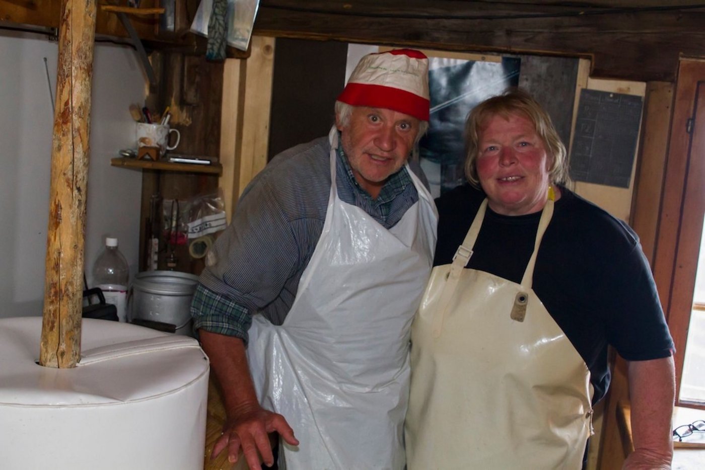 sowie Elsi und Abraham Lauber, Alp Vorder Rüederigs, werden hier stellvertretend für alle Sennerinnen und Sennen der 44 Alpen abgebildet, die heuer eine Auszeichnung erhalten haben. Sie alle arbeiten mit höchster Sorgfalt und Leidenschaft, zeigt sich der Casalp-Präsident erfreut.