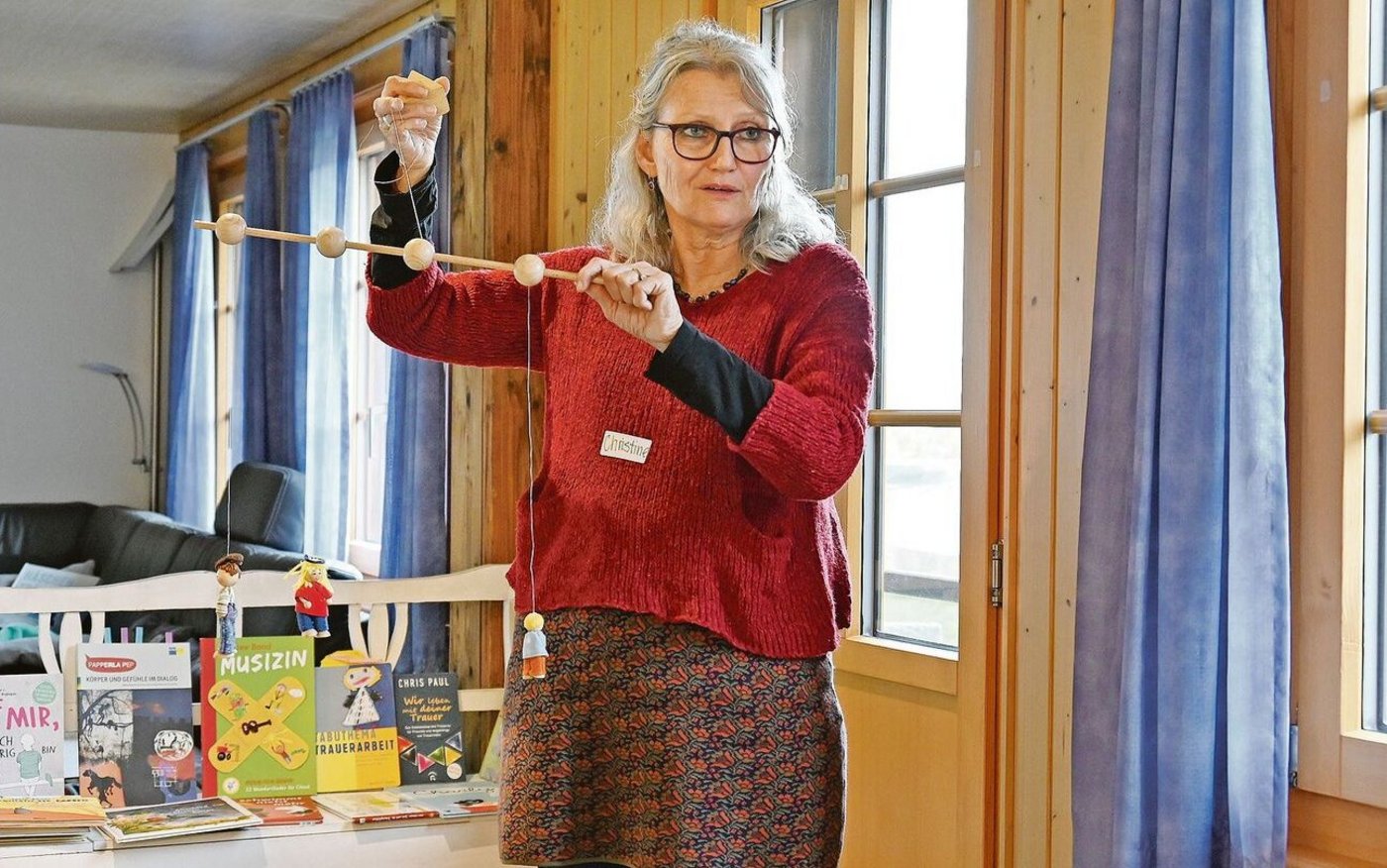 Die Trauerbegleiterin Christine Leicht zeigt anhand eines Mobiles auf, dass das Familiengefüge jeweils anders aus dem Gleichgewicht gebracht wird, wenn die Mutter, der Vater oder ein Geschwister eines Kindes stirbt.