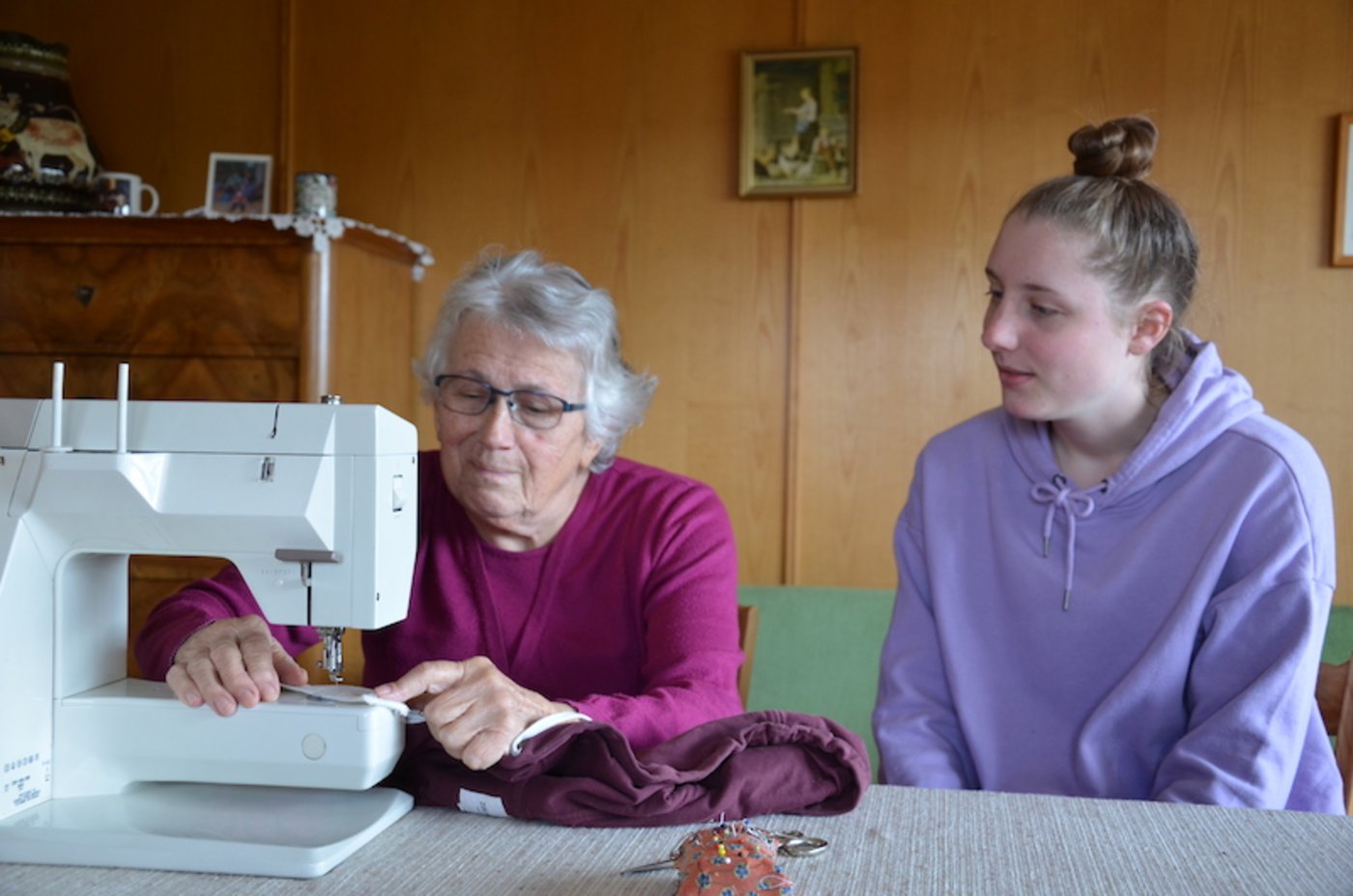Grosi Ruth Spengler beim Flicken. Das kann sie laut Enkelin Jael sehr gut.