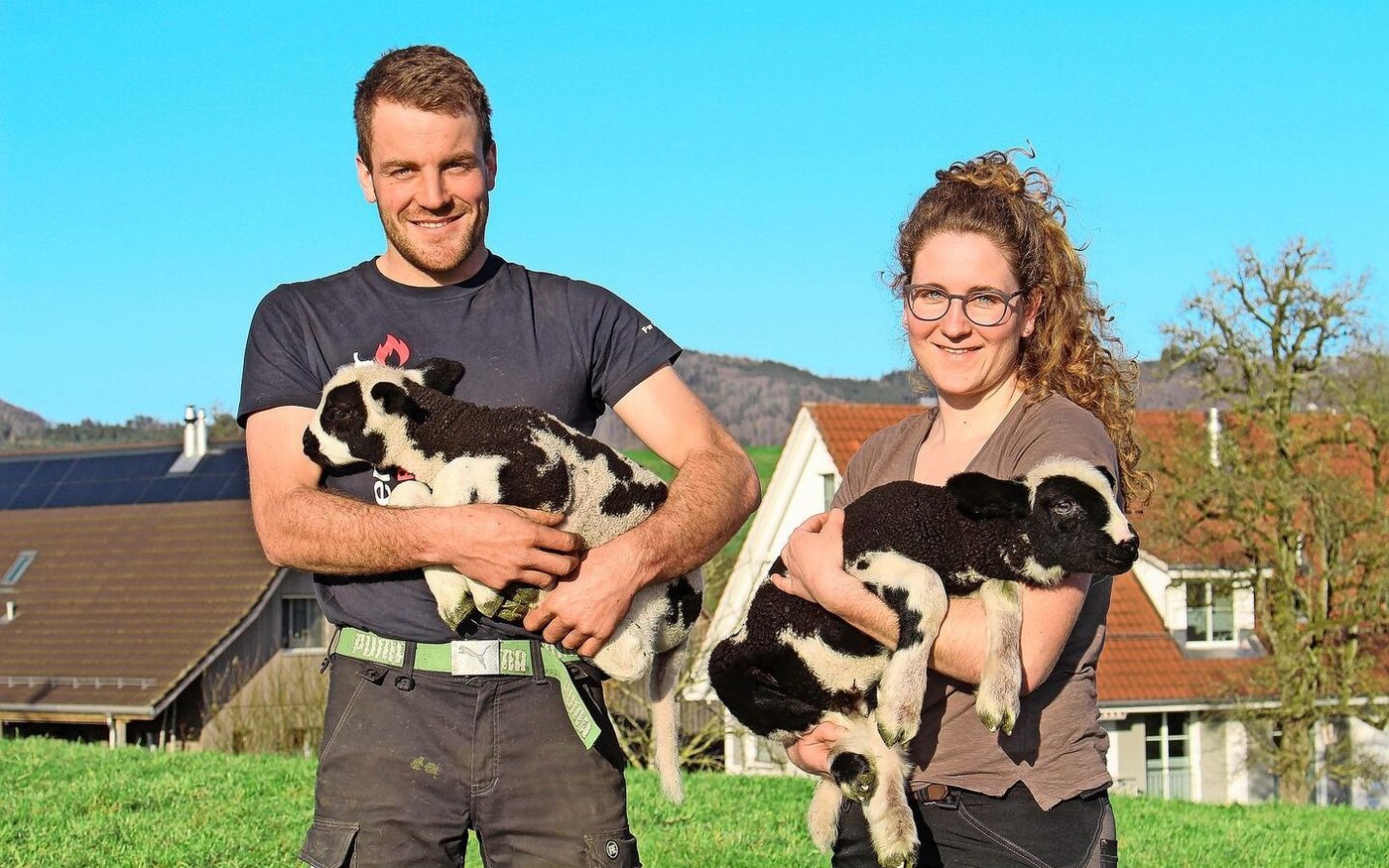 Matthias und Rahel Göggel mit Schaf Lotti und ihren beiden Lämmern. Seit dem Start im Jahr 2021 mit 10 Tieren, ist die Schafherde durch Nachwuchs auf über 35 Stück angewachsen.