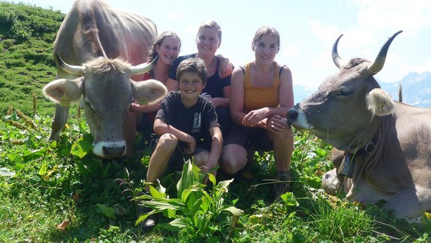 Herzliches Emfpangskomitee: Debora (m.) und Alexandra Huber (r.) mit Julia und Jakob Hefti, den Kindern des Alpmeisters. Nicht auf dem Bild ist Zusennin Daniela. (Bild akr)