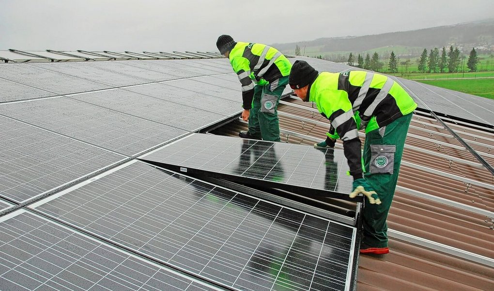 Wegen der verschlechterten Rahmenbedingungen werden derzeit weniger Dächer mit PV-Modulen belegt. Und wenn, dann sollte die Leistung vor allem auf den Eigenverbrauch ausgerichtet werden – oder Vermarktungsmöglichkeiten wie LEG und vZEV geprüft. 