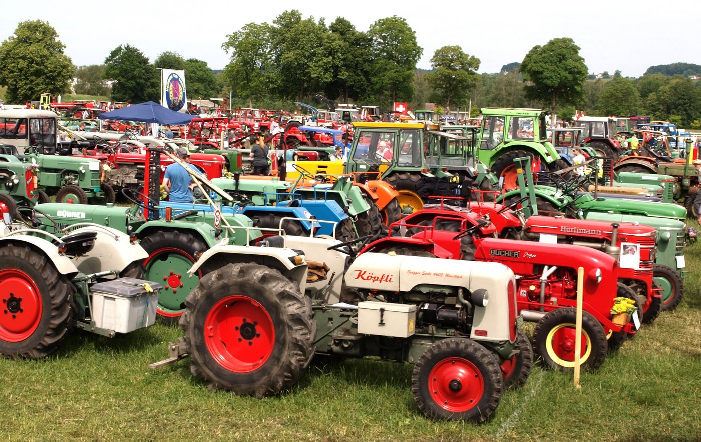 Traktoren so weit das Auge reicht.
