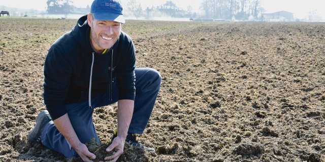 Auf Stefan Krähenbühls Acker dürfen nur bodenschonende Maschinen dem Gras zu Leibe rücken. Seit 10 Jahren setzt er den Grubber, seit 8 Jahren die Fräse ein. Auf den Pflug verzichtet er möglichst. (Bild Katrin Erfurt)