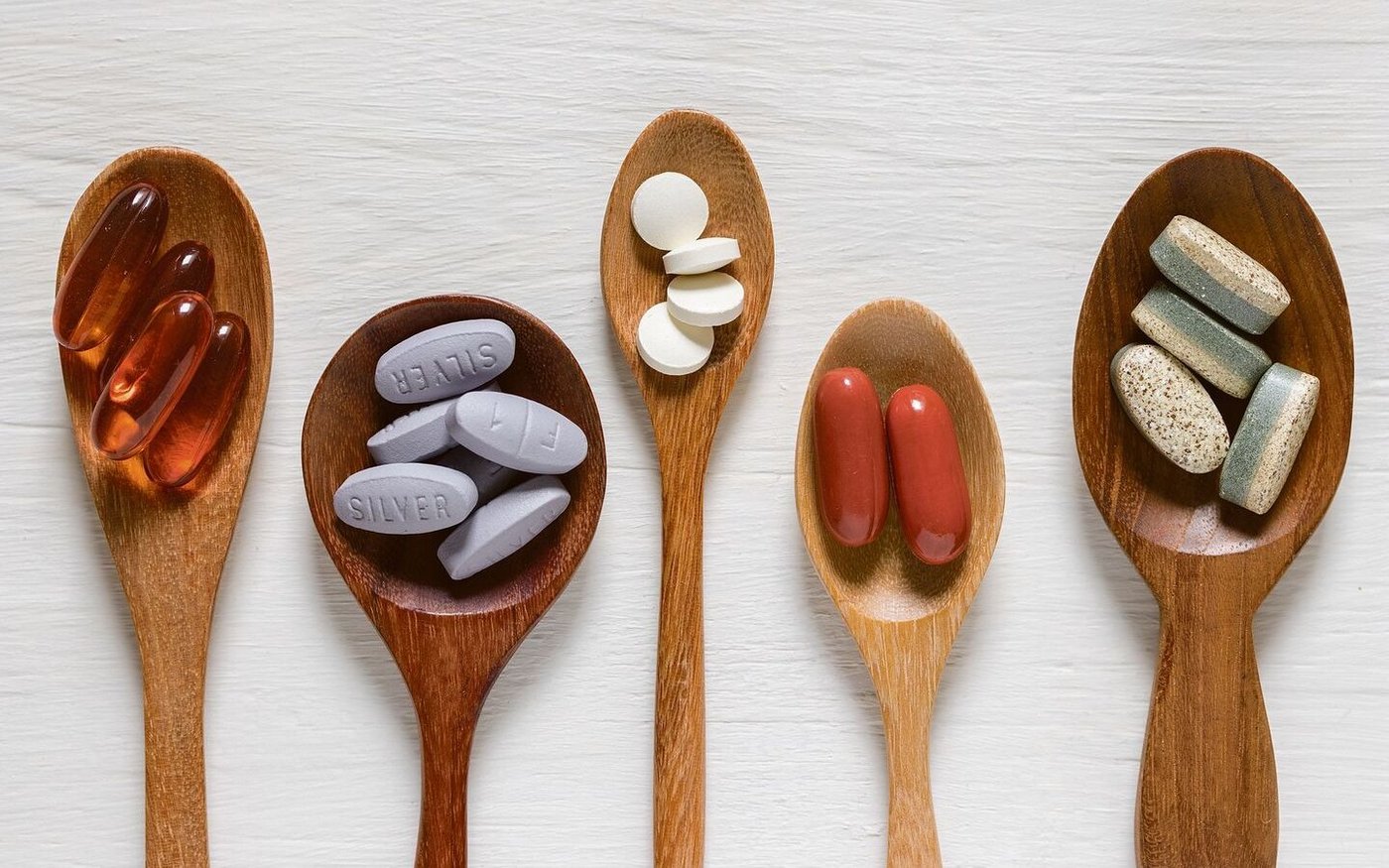 Gerade im Winterhalbjahr sind Nahrungsergänzungsmittel wie Vitamin- und Mineralstofftabletten sehr verbreitet. Aber in welchen Lebenssituationen braucht es solche Zusätze wirklich?