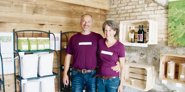 Petra Züger und Konrad Langhart haben im ehemaligen Kuhstall ihres Betriebes in zürcherischen Oberstammheim einen schmucken Hofladen eingerichtet.(Bild Roland Müller)