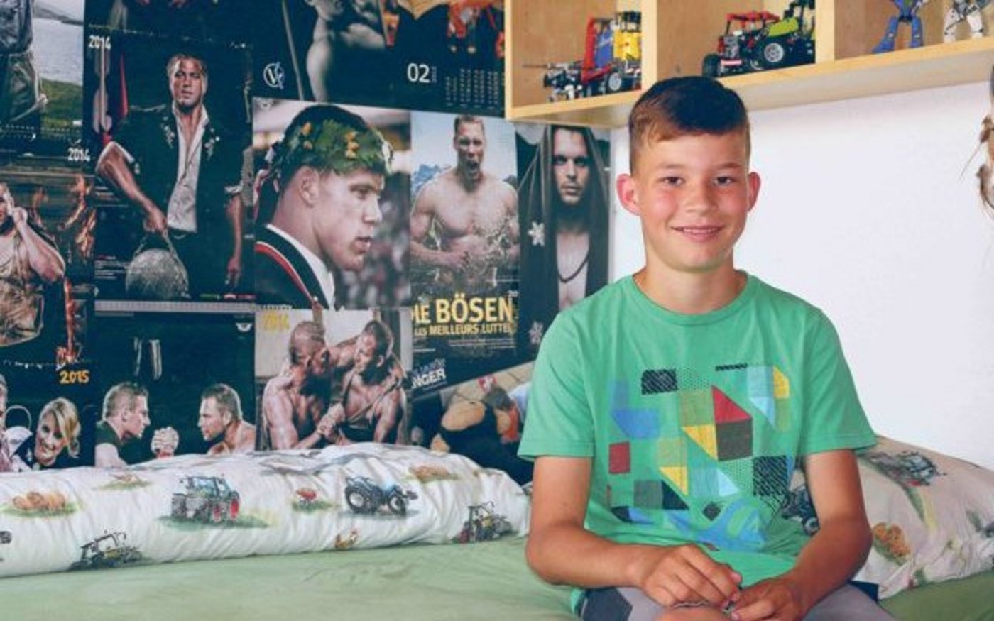 Die Wände im Zimmer vom Jungschwinger sind voll von Bildern seiner Idole. (Bilder Simone Barth)