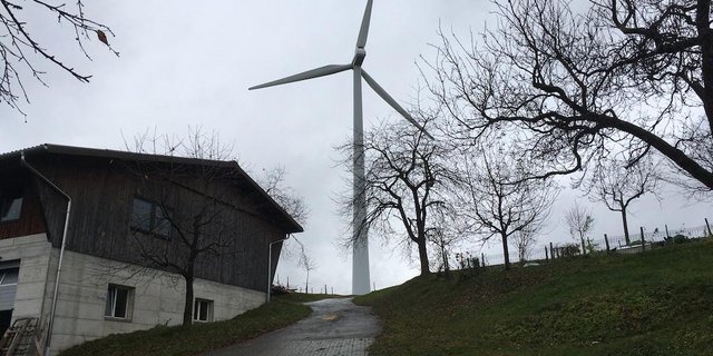Oberhalb des Betriebs Feldmoos im Entlebuch dreht sich das Windrad der Familie Aregger. Es wurde vor 15 Jahren gebaut und gehört heute zu den kleineren Modellen. (Bild jsc)