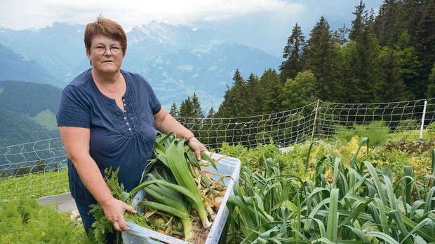 Fast ein Dutzend Gemüsesorten auf 1400 m ü. M.: die Urner Bergbäuerin Annagreth Herger in ihrem Garten. 