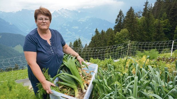 Fast ein Dutzend Gem Fast ein Dutzend Gemüsesorten auf 1400 m ü. M.: die Urner Bergbäuerin Annagreth Herger in ihrem Garten.