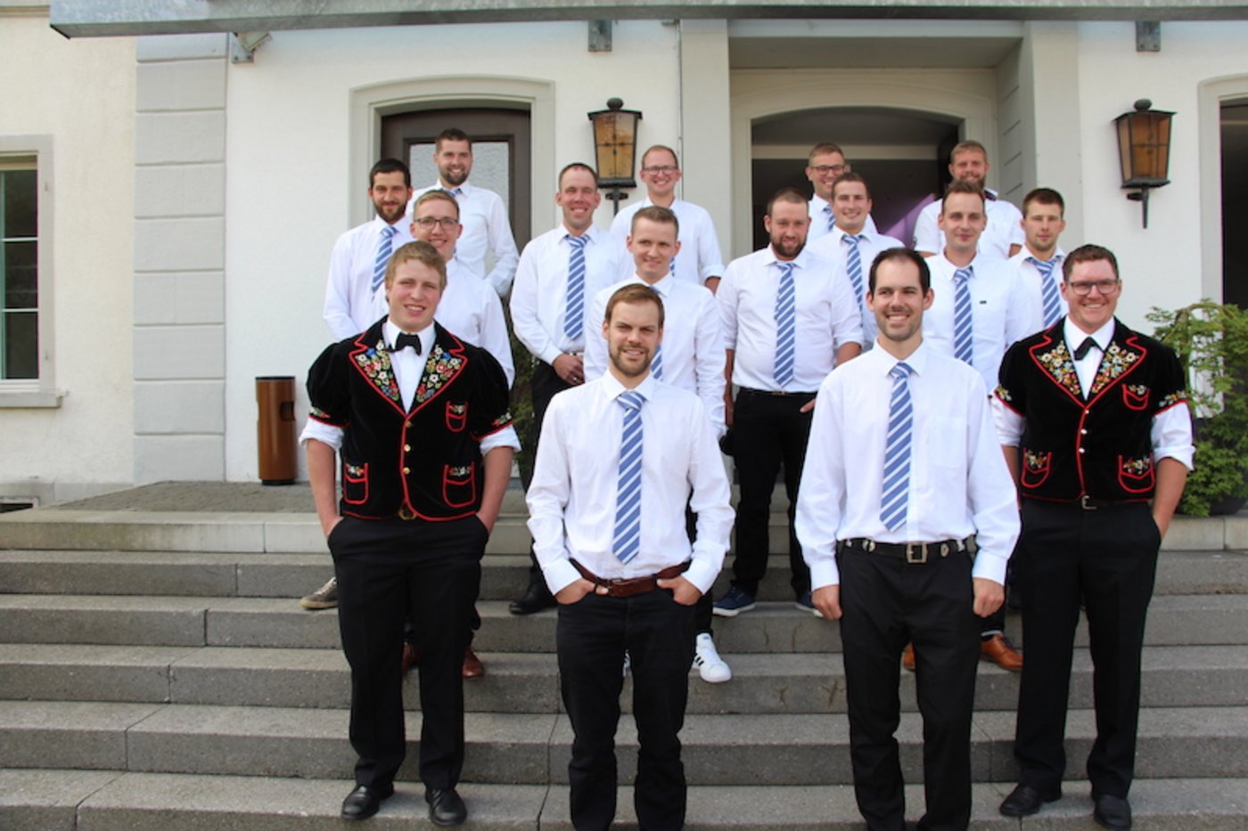 Die Diplomanden von Hohenrain haben sich symmetrisch harmonisch aufgestellt. (Bild Agriprof)