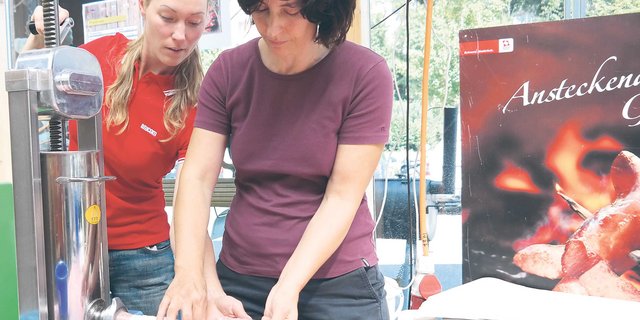 Wer selbst einmal eine Bratwurst füllt – wie diese Kundin – wird das kaum so schnell wieder vergessen. (Bild Josef Kottmann)