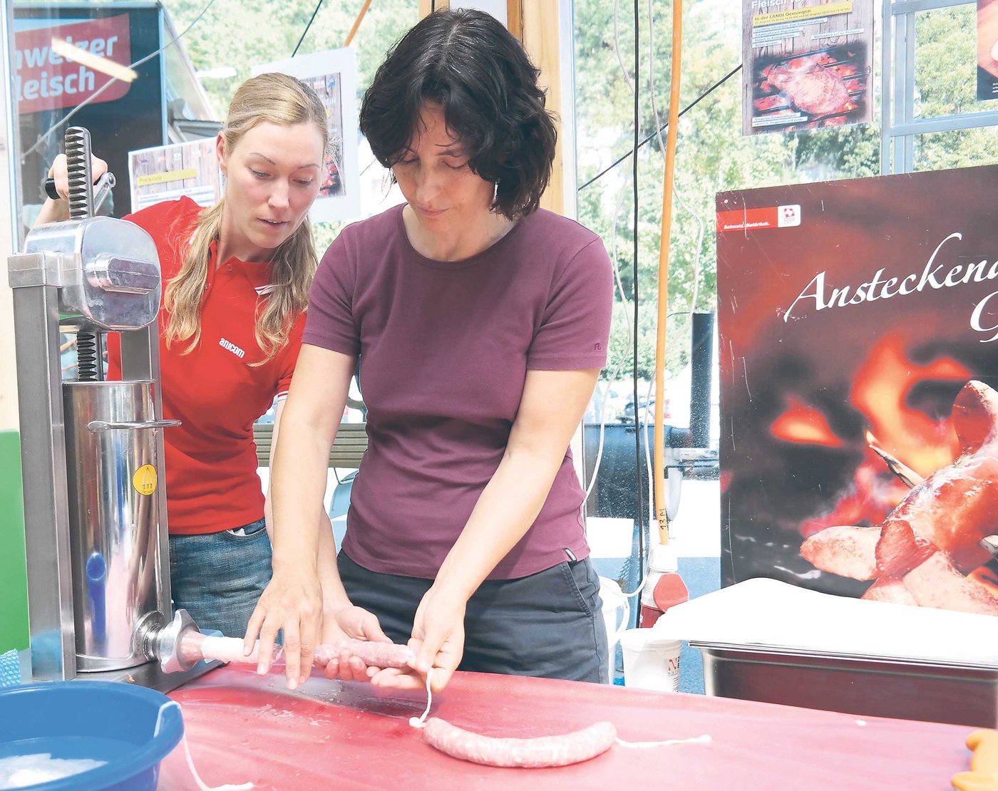 Wer selbst einmal eine Bratwurst füllt – wie diese Kundin – wird das kaum so schnell wieder vergessen. (Bild Josef Kottmann)