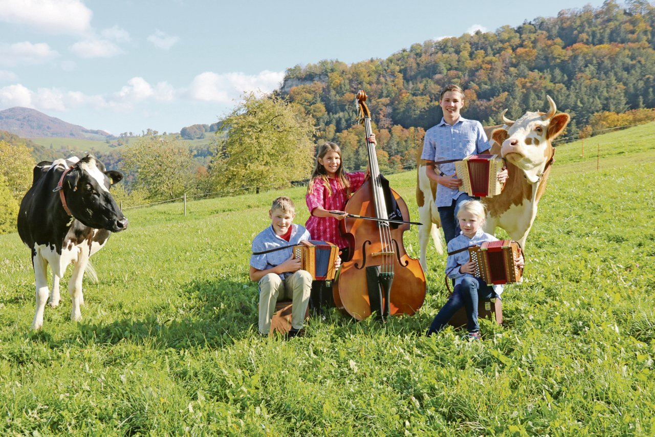 Die BauernZeitung wird mit volkstümlichen Klängen empfangen von Eschbachs Kindern Jan, Seline, Silvan und Ladina und den Familienkühen Arabella und Kastanie. (Bilder Benildis Bentolila)
