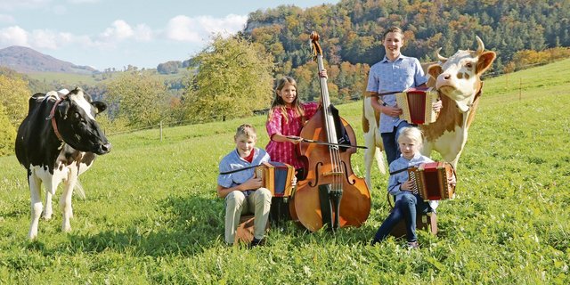 Die BauernZeitung wird mit volkstümlichen Klängen empfangen von Eschbachs Kindern Jan, Seline, Silvan und Ladina und den Familienkühen Arabella und Kastanie. (Bilder Benildis Bentolila)