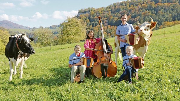 Die BauernZeitung wird mit volkstümlichen Klängen empfangen von Eschbachs Kindern Jan, Seline, Silvan und Ladina und den Familienkühen Arabella und Kastanie. (Bilder Benildis Bentolila)