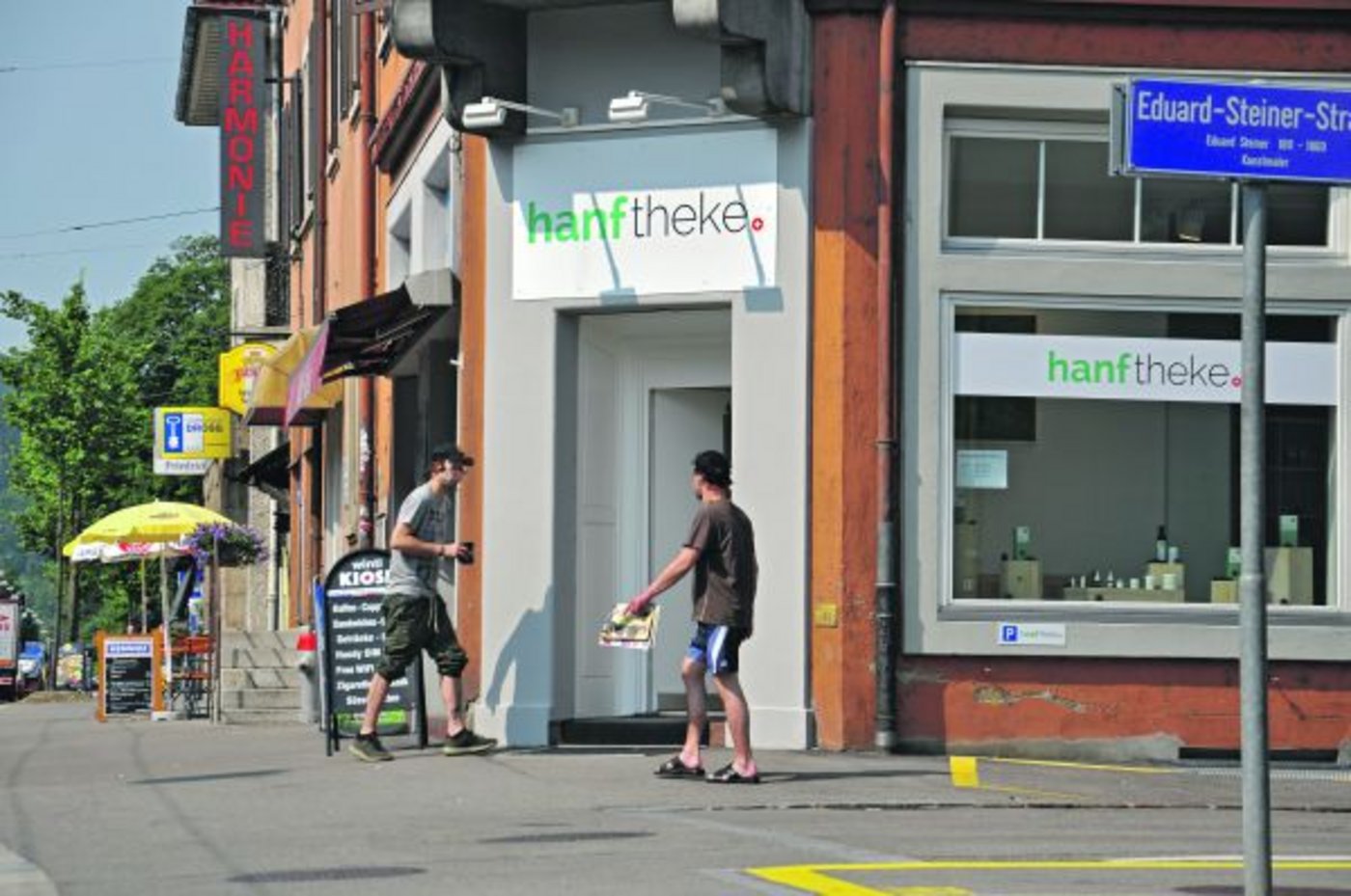 13 Hanftheken sind seit September 2016 eröffnet worden, und auch über 100 Online-Shops und Kioske verkaufen Tabakersatz-Produkte aus Hanf. (Bild Nadine Baumgartner)