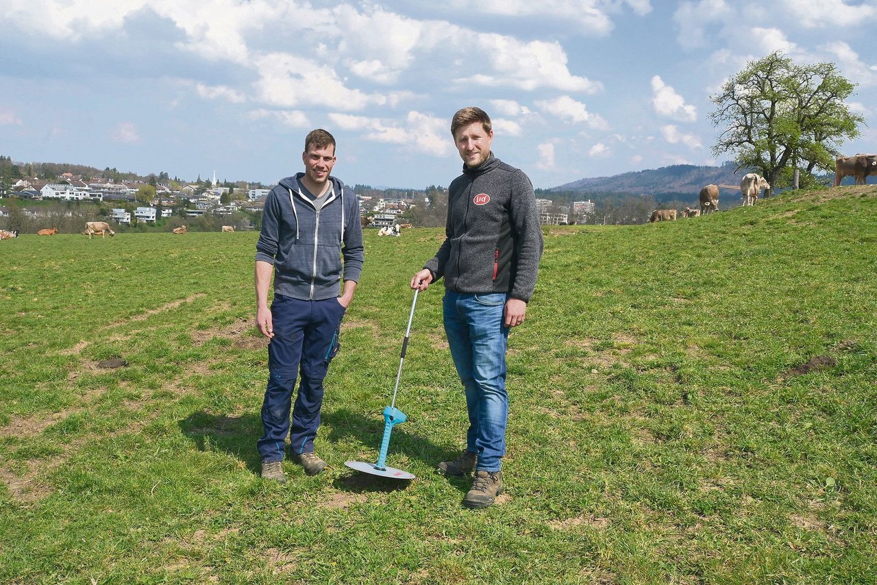 Andreas Hofer (links) berichtete für ein Kampagnenvideo von Lely über seine Erfahrung beim Weiden mit seinem Melkroboter. Marcel Schwager, Verkaufsleiter von Lely Schweiz, war auch vor Ort.(Bild jba)