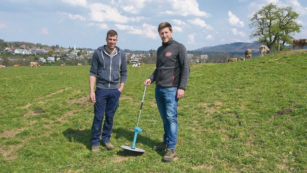 Andreas Hofer (links) berichtete für ein Kampagnenvideo von Lely über seine Erfahrung beim Weiden mit seinem Melkroboter. Marcel Schwager, Verkaufsleiter von Lely Schweiz, war auch vor Ort.(Bild jba)