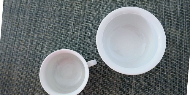 Grauschleier auf Porzellan stammt meist von Besteckabrieb. Er lässt sich entfernen.