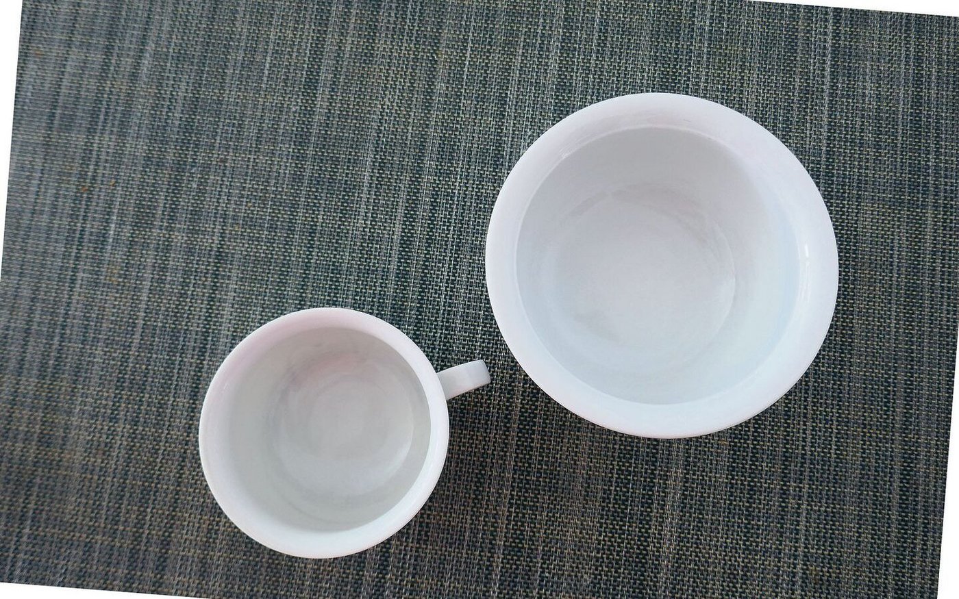 Grauschleier auf Porzellan stammt meist von Besteckabrieb. Er lässt sich entfernen.