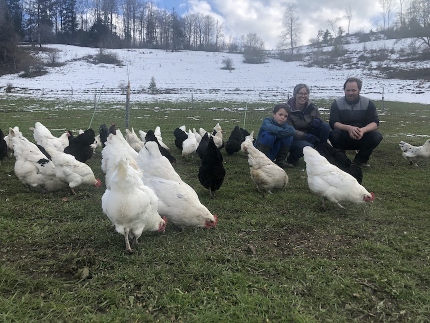 Serafin, Lena und Cäsar Bürgi (v. l. n. r.) inmitten ihrer bunt zusammengemischten Rassehühner-Herde.