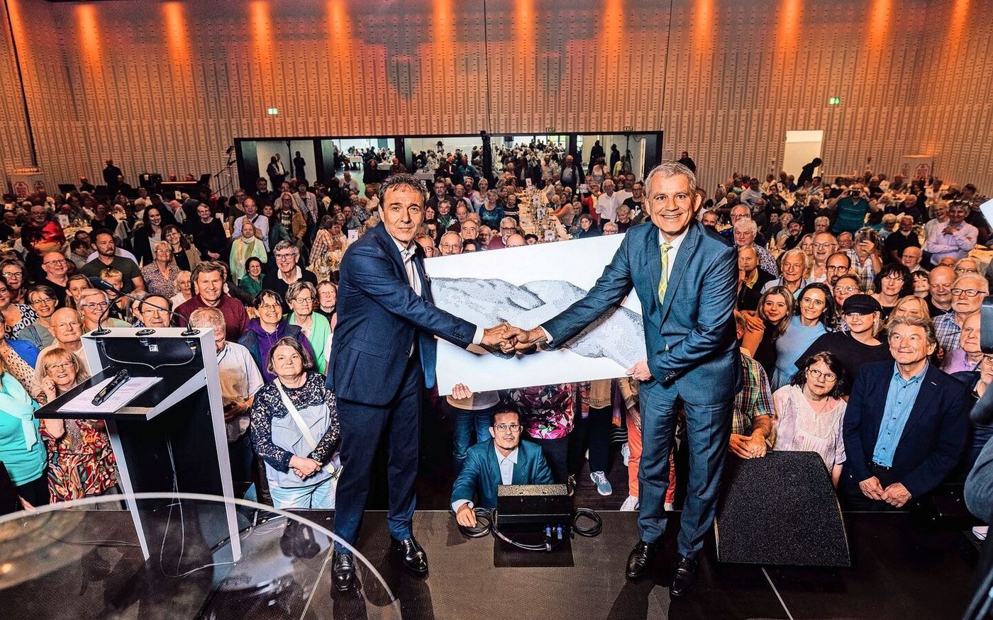 Jeweils ein Grossanlass. Guido Fluri, Intiant der Wiedergutmachungsinitiative, und Bundesrat Beat Jans am letztjährigen Sommerfest des Erzählbistros. Auch dieses Jahr kamen rund 700 Personen.