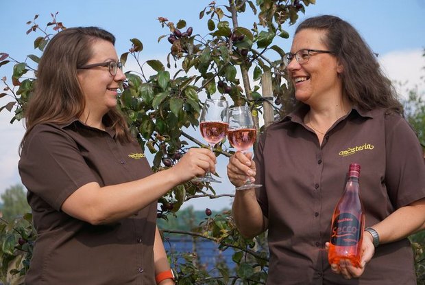 Die beiden Schwestern Cornelia Hänni-Bussinger und Tanja Capuano-Bussinger stossen auf ihren «Redlove Apple Dream Secco» an. (Bild zvg)