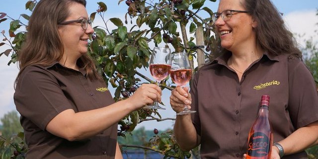 Die beiden Schwestern Cornelia Hänni-Bussinger und Tanja Capuano-Bussinger stossen auf ihren «Redlove Apple Dream Secco» an. (Bild zvg)