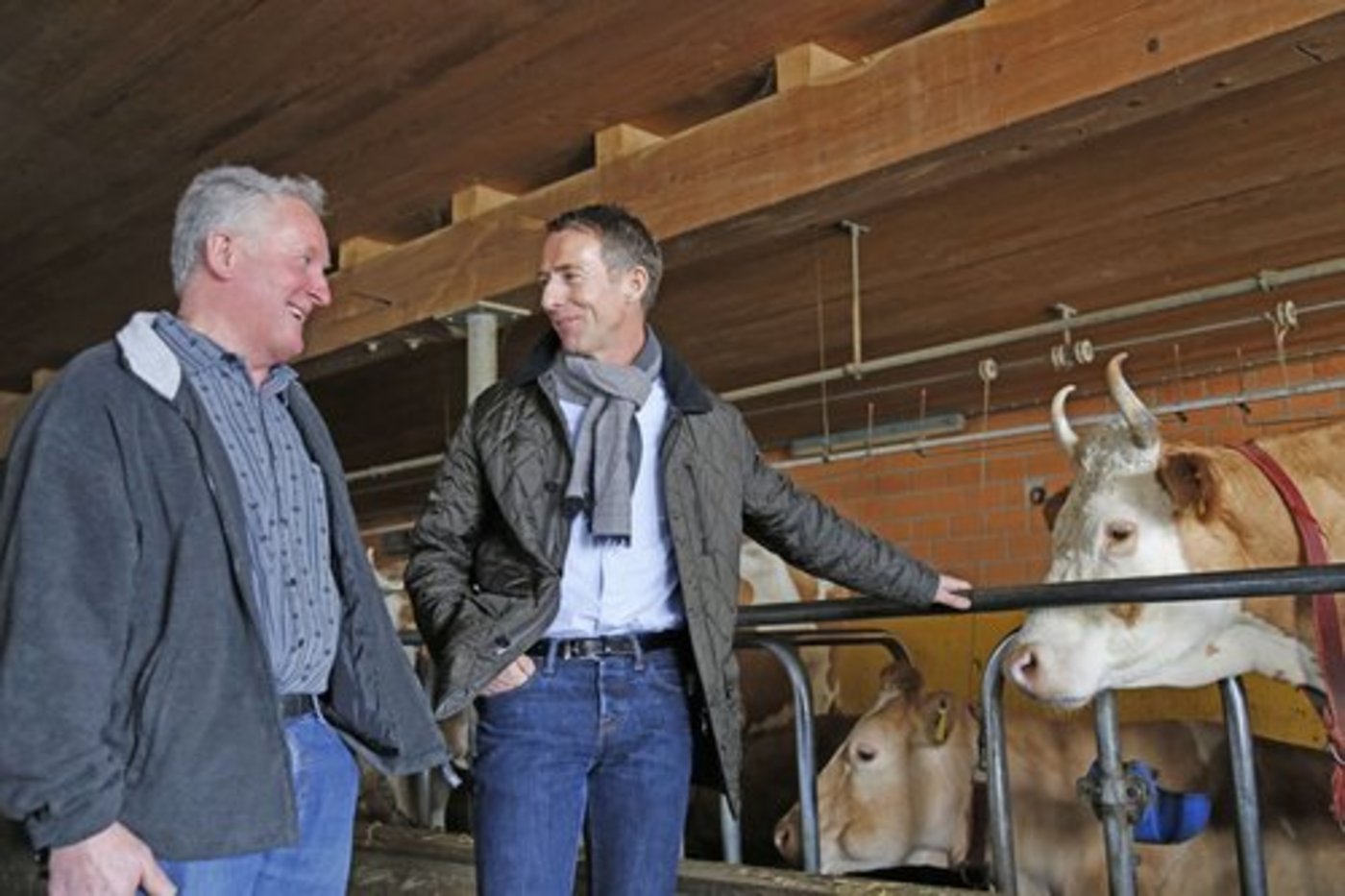 Patentrezepte gibt es nicht: Landwirt Ernst Aegerter (l.) im Gespräch mit Urs Zaugg, Vorsteher Amt für Landwirtschaft und Natur des Kantons Bern. (Bild lid)