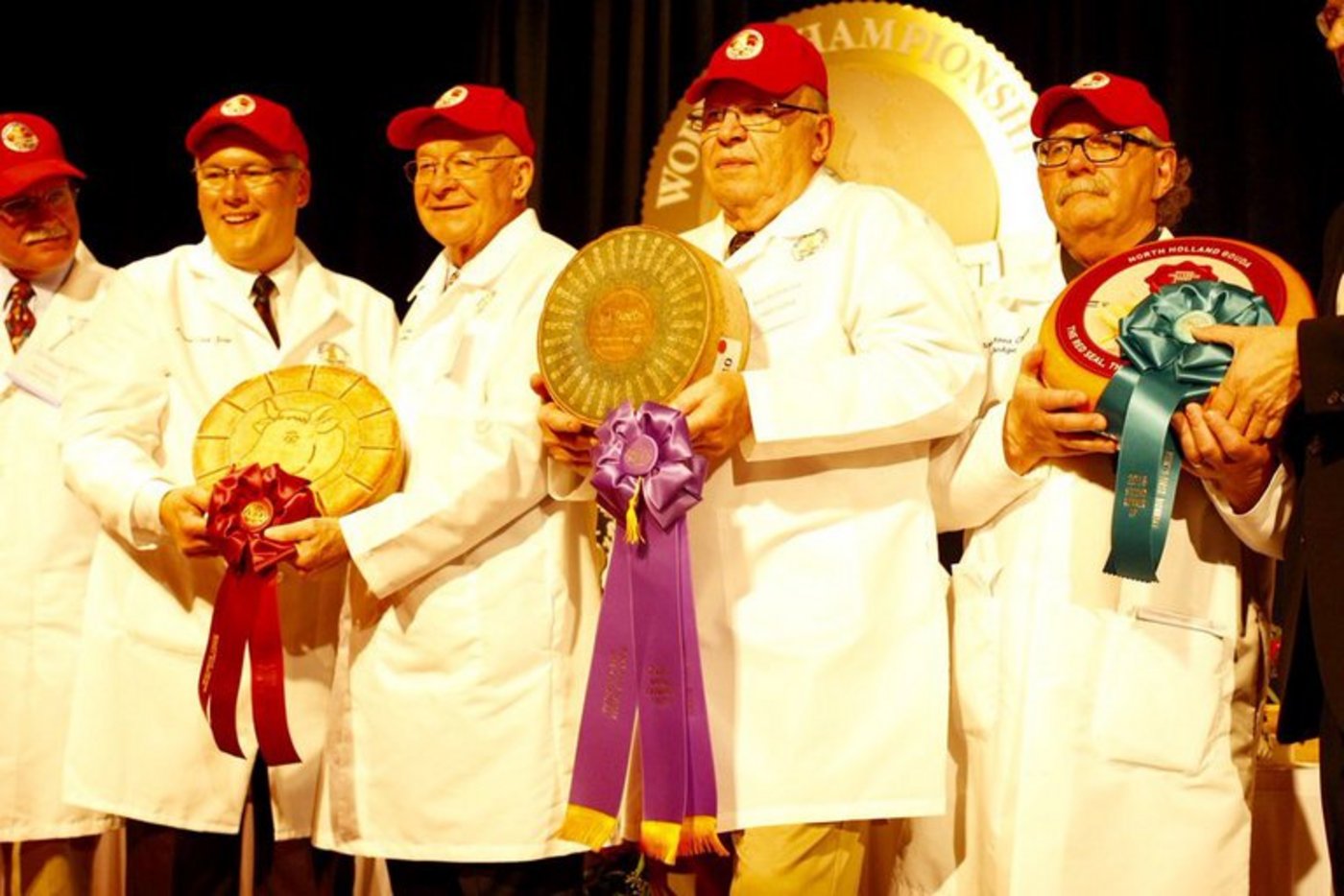 Siegerehrung: Auf dem zweiten Platz präsentieren die Richter den Urnäscher Hornkuhkäse (links). (Bild zVg) 