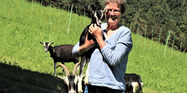 Strahlengeissen-Züchterin Elisabeth Egli mit dem jüngsten Herdenzuwachs. (Bild lid)