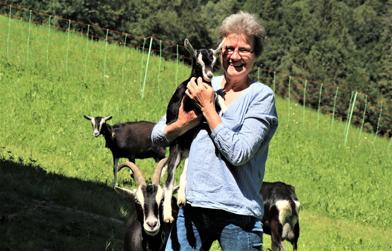 Strahlengeissen-Züchterin Elisabeth Egli mit dem jüngsten Herdenzuwachs. (Bild lid)
