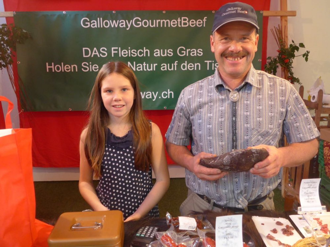 Johannes Bachmann und seine Tochter Cordula präsentierten an der Slow Food Messe unter anderem Speck vom Galloway-Rind. (Bild Adrian Krebs)