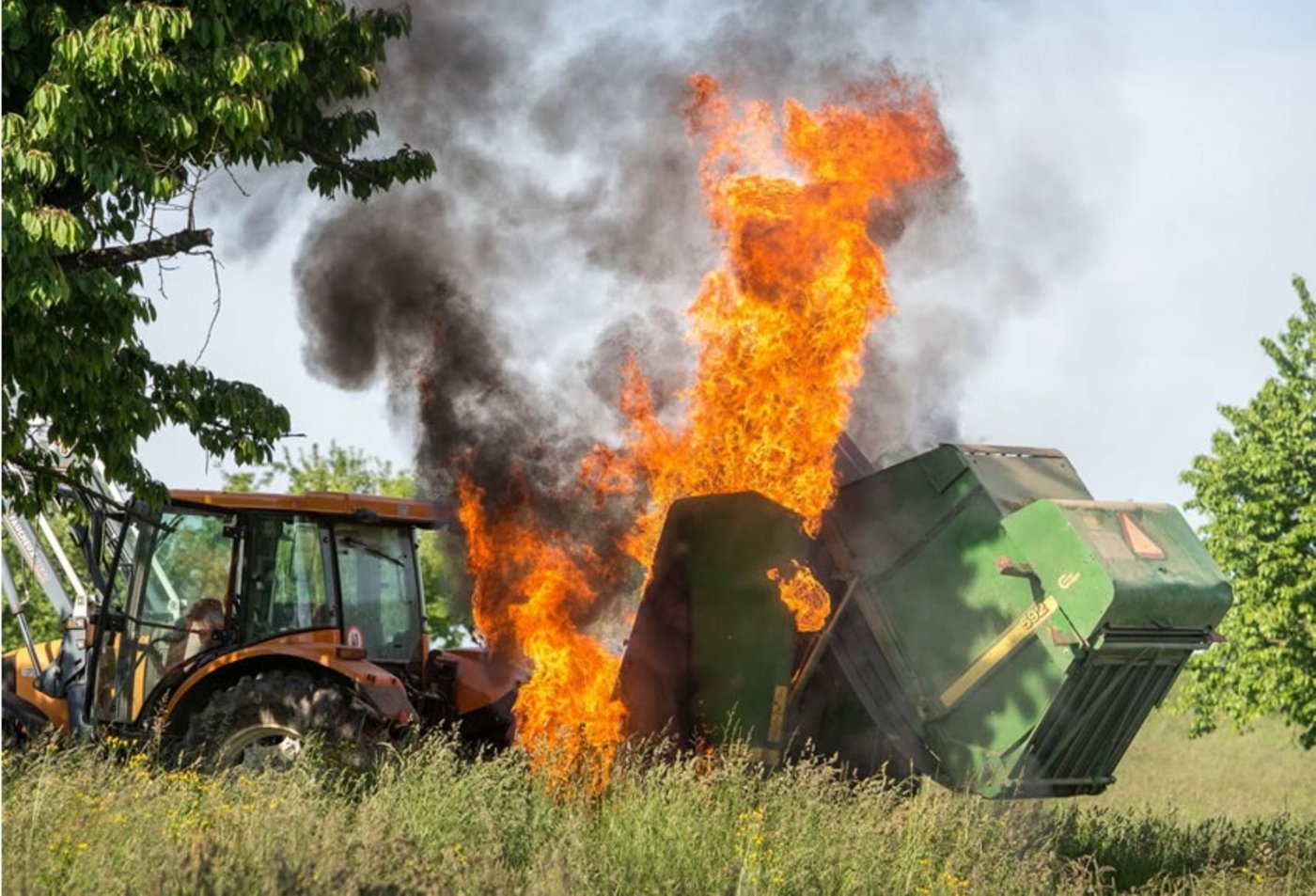 Beim Brand der Rundballenpresse wurde niemand verletzt. (Bild Kapo BL)