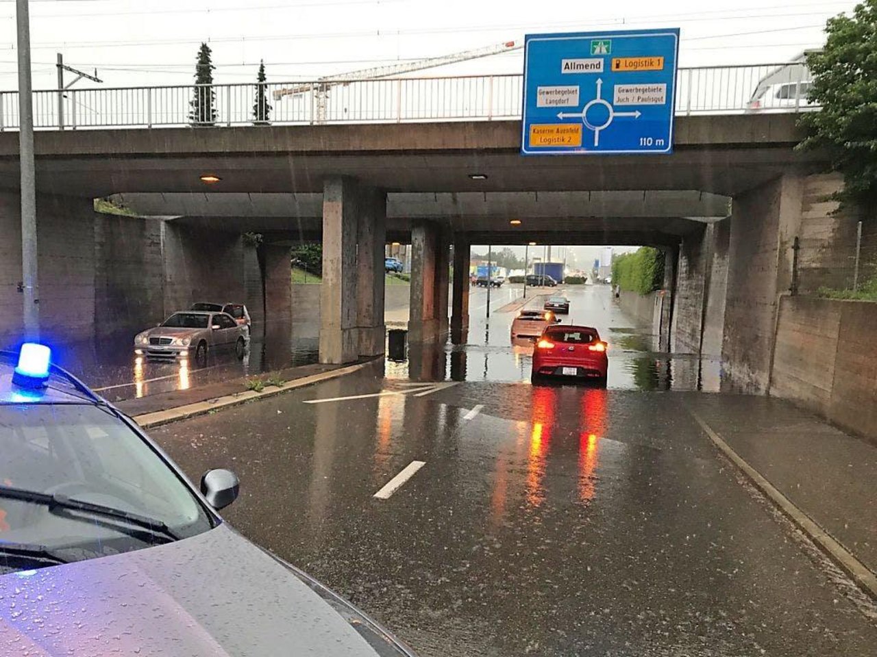  Die heftigen Regenfälle füllten Unterführungen: Autos in einer Unterführung stecken. (Bild Kapo TG)