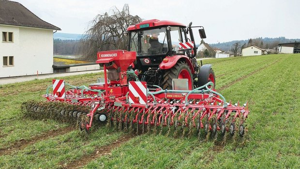 Ein Rollstriegel im Ein Rollstriegel im Einsatz in der Gerste (DC25). Dieser kann helfen, den Dünger in den Boden einzuarbeiten.