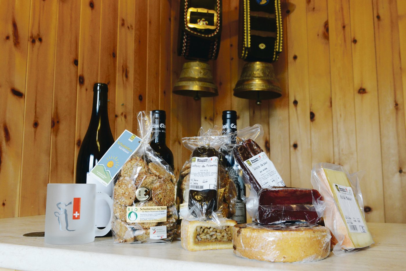 Monica und Isidor Sepp verkaufen in ihrem Hofladen ein breites Sortiment an einheimischen Spezialitäten. Das Natura-Beef-Fleisch trägt das Naturpark-Label. (Bild zVg)