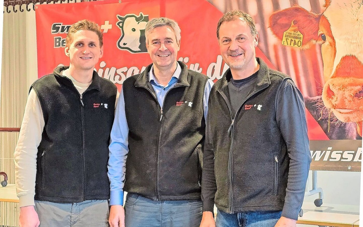 Der Präsident der Swiss Beef Mittelland, Christian Glur (mitte) musste sich vom langjährigen Vorstandsmitglied Alex Wyss (rechts) verabschieden. Für ihn wurde Roman Werder in den Vorstand gewählt.