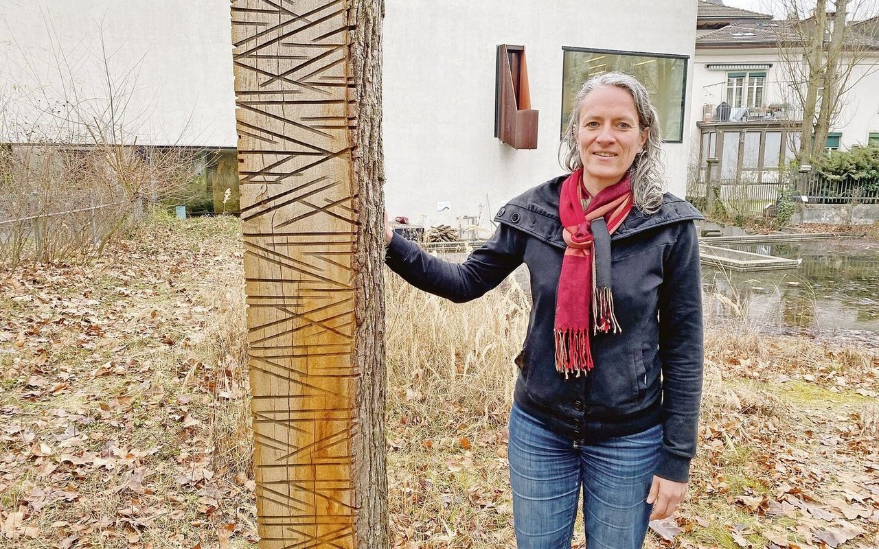 Johanna Häckermann im kleinen Garten des Naturamas. Neben ihr steht eine künstlerische Totholzstruktur. «Sie soll Totholzinsekten Lebensraum bieten», erklärt sie.