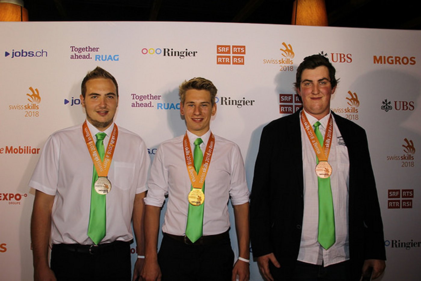 Die besten drei Gemüsegärtner der Schweiz: Yannick Etter (Mitte), Filip Luginbühl (links) und Kevin Schwab. (Bild SBV)