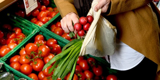 Die neuen Zellulose-Beutel von Coop tragen das Oecoplan-Label. (Bild Coop)