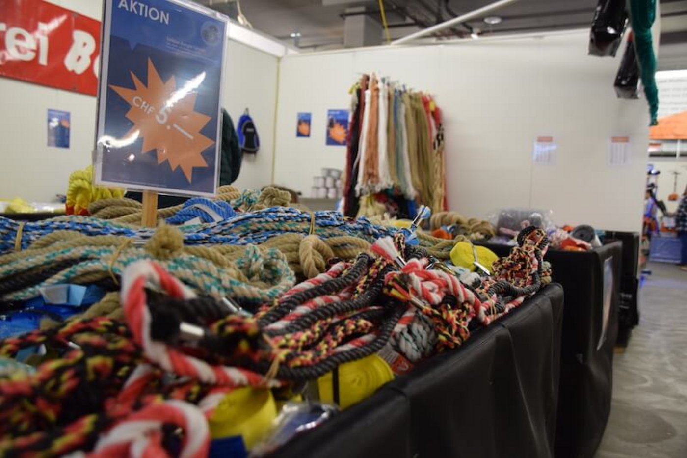 Der Stand mit den Kälberseilen, Halftern und Tragegurten ist jedes Jahr rege besucht und macht sicherlich ein gutes Geschäft an der Agrimesse. 