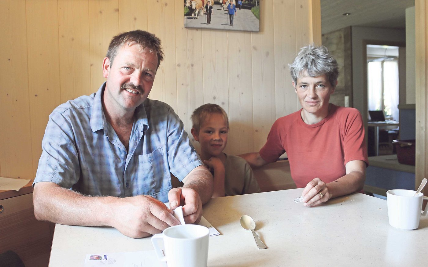 Am Frühstückstisch auf dem Schwand erzählen Erika und Hans Gerber, welche Spuren das Unwetter im Juli vergangenen Jahres hinterlassen hat. Sohn Hansueli hört aufmerksam zu. (Bilder Simone Barth)
